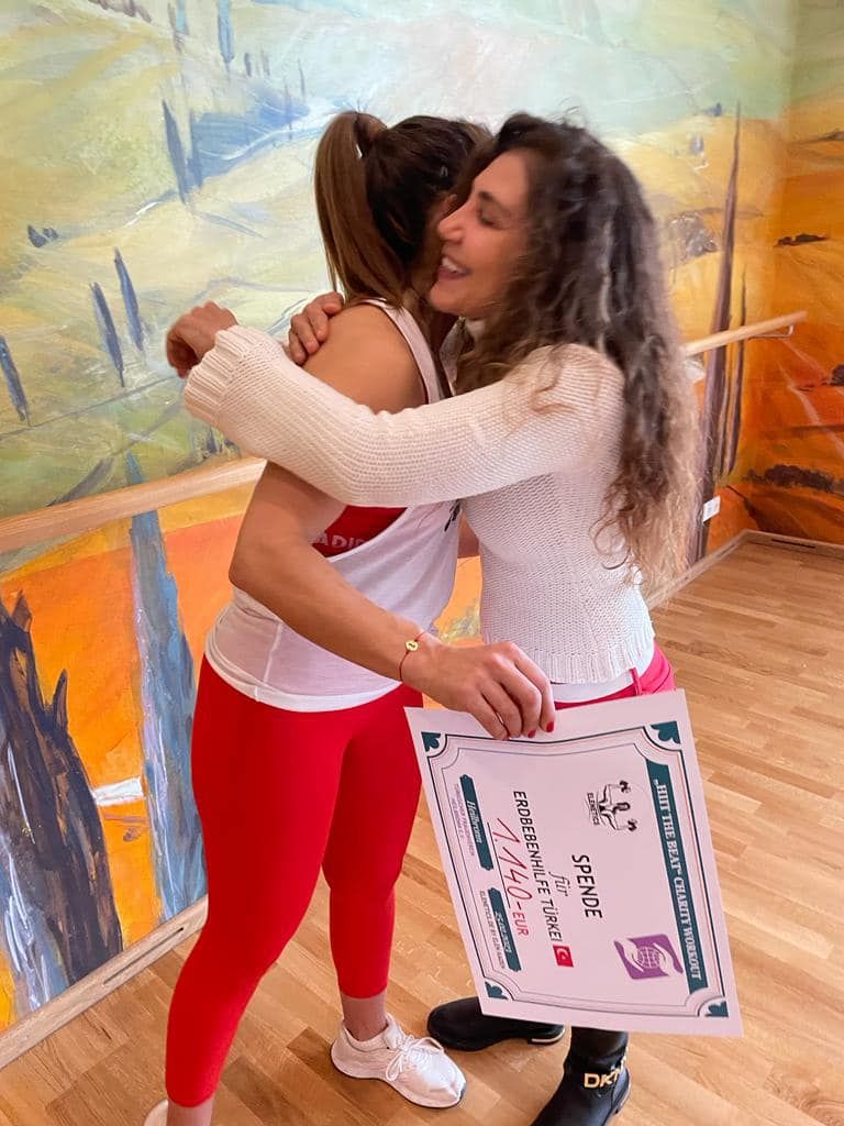 Elen umarmt eine Vertreterin des Frauenvereins Heilbronn