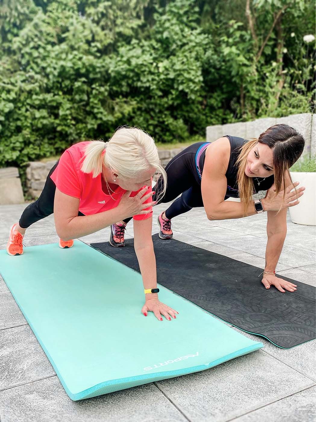 Personaltraining im Garten: Übung auf der Matte