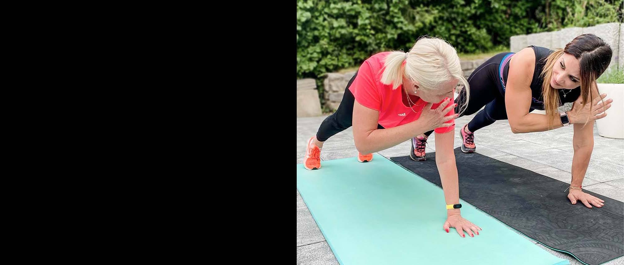 Elen begleitet eine Teilnehmerin beim Training